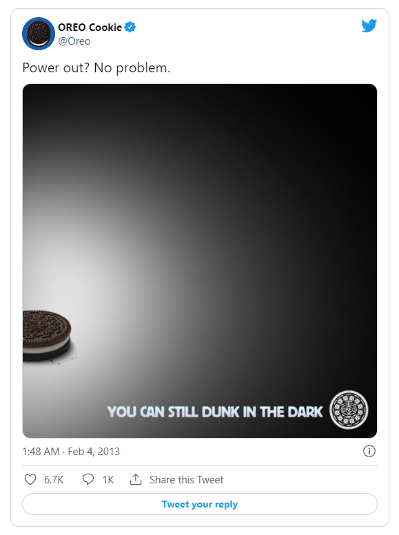 Oreo's tweet Power out? No problem, showing a single biscuit in a dim spotlight with the words You can still dunk in the dark